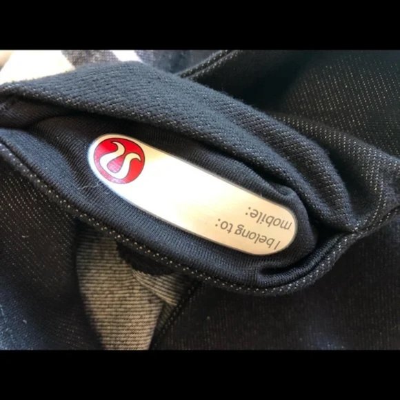 Black Lululemon crops 12 capris - Picture 5 of 7